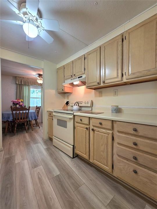For Sale: $147,900 (2 beds, 2 baths, 1056 Square Feet)