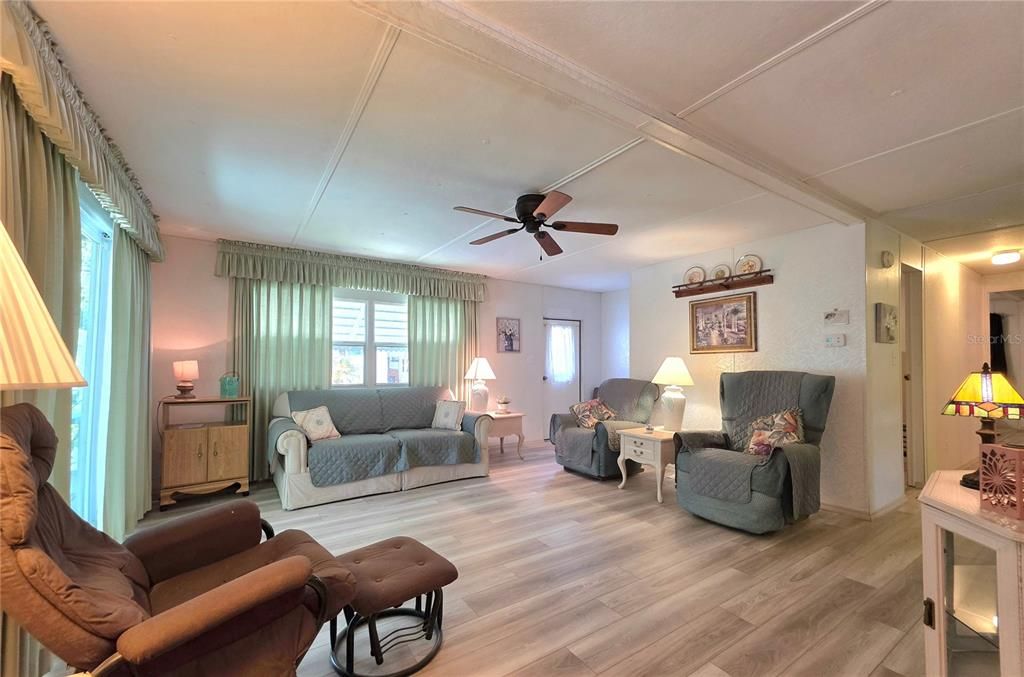 For Sale: $147,900 (2 beds, 2 baths, 1056 Square Feet)