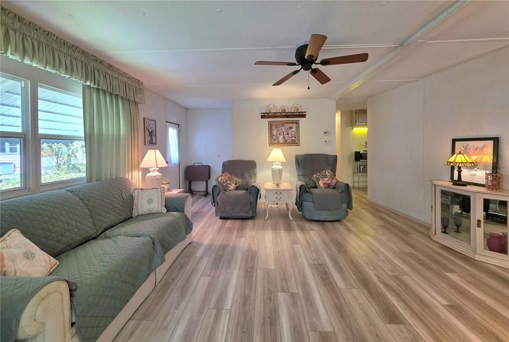 For Sale: $147,900 (2 beds, 2 baths, 1056 Square Feet)