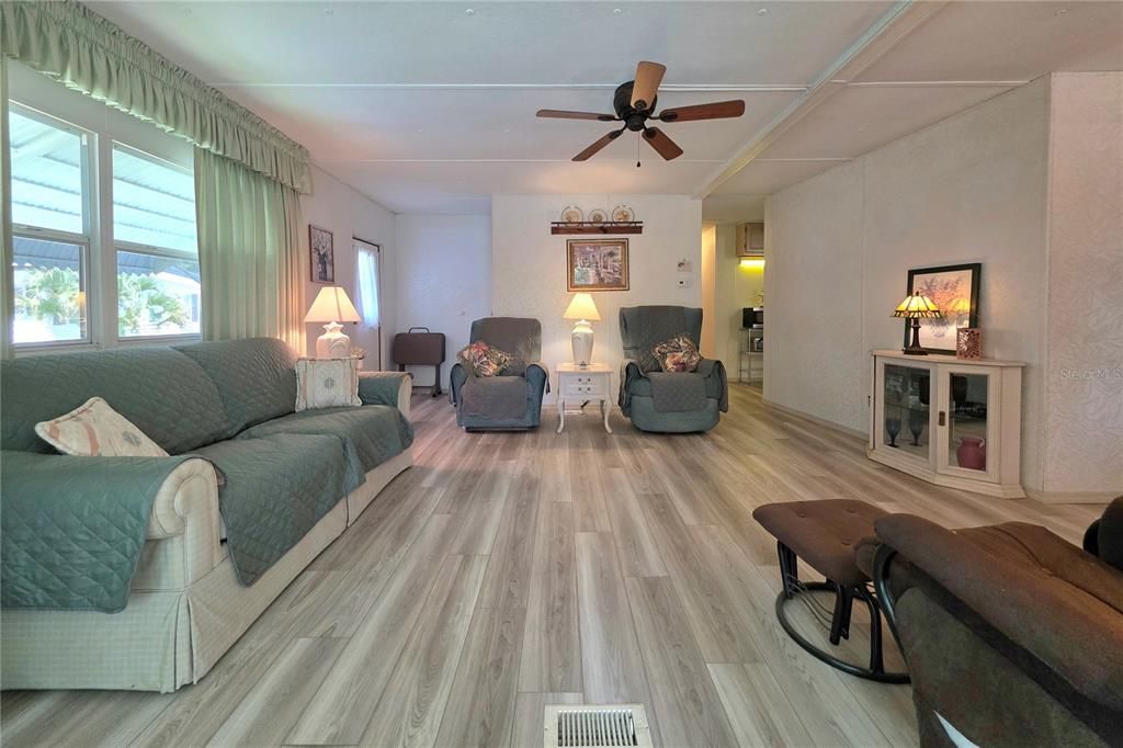 For Sale: $147,900 (2 beds, 2 baths, 1056 Square Feet)