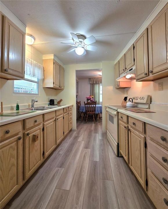 For Sale: $147,900 (2 beds, 2 baths, 1056 Square Feet)