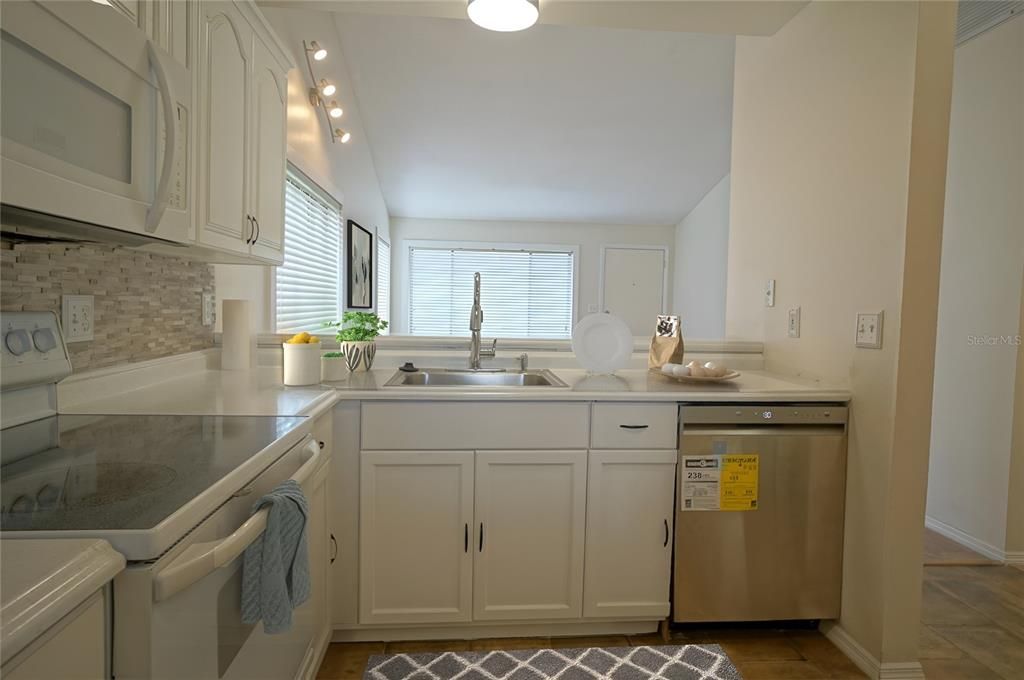 For Rent: $1,700 (2 beds, 2 baths, 1036 Square Feet)