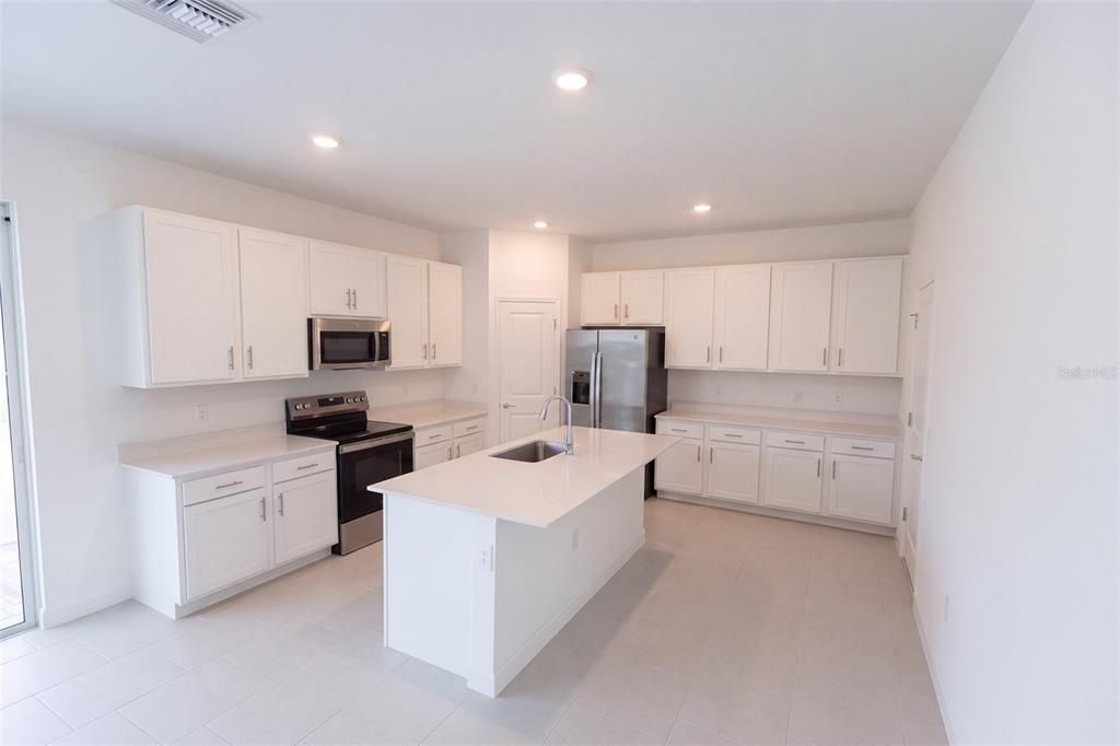 En Venta: $476,256 (4 camas, 2 baños, 2370 Pies cuadrados)