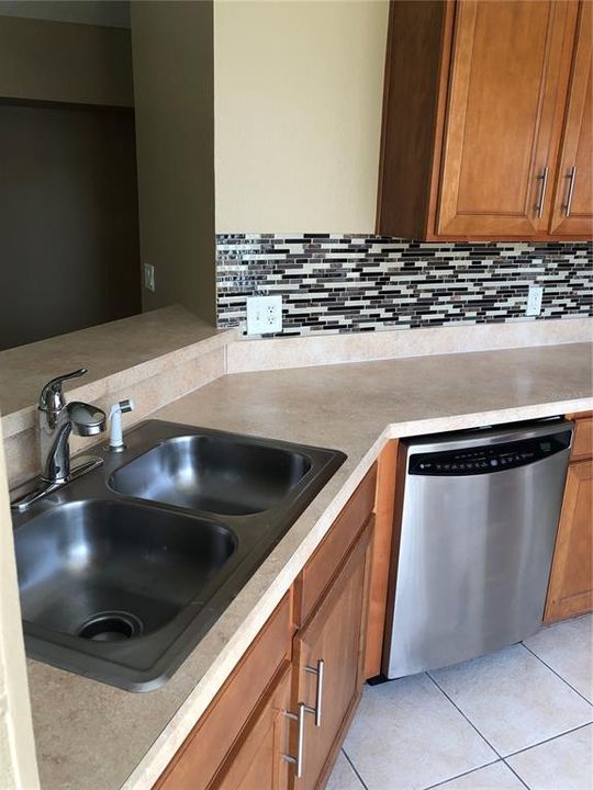 For Rent: $1,900 (3 beds, 2 baths, 1716 Square Feet)