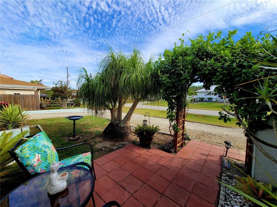 For Sale: $320,000 (3 beds, 2 baths, 1239 Square Feet)