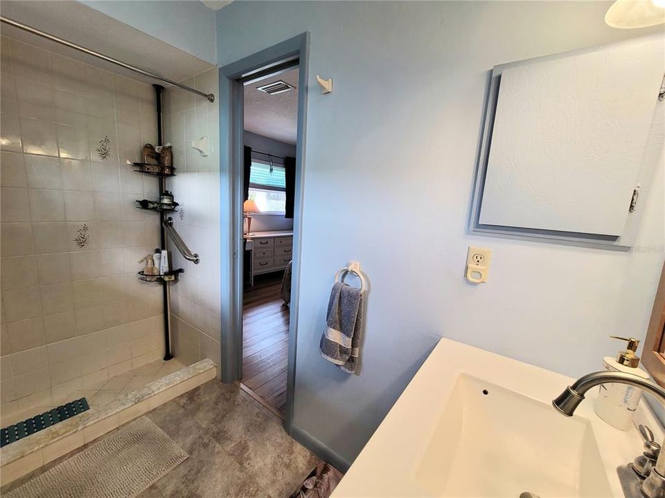 For Sale: $320,000 (3 beds, 2 baths, 1239 Square Feet)