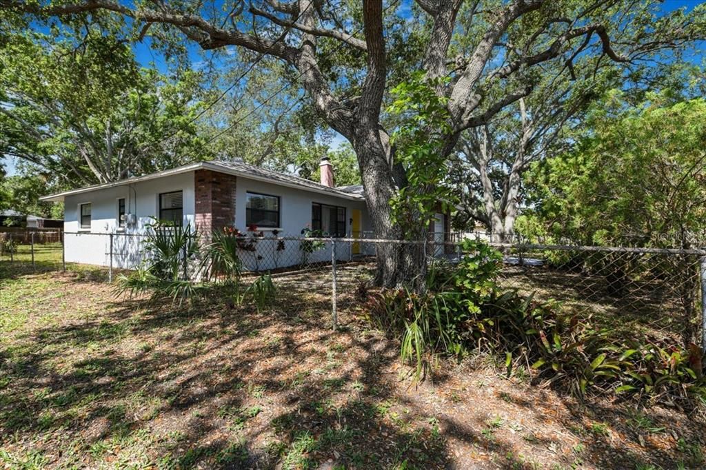 For Rent: $2,400 (3 beds, 2 baths, 1016 Square Feet)