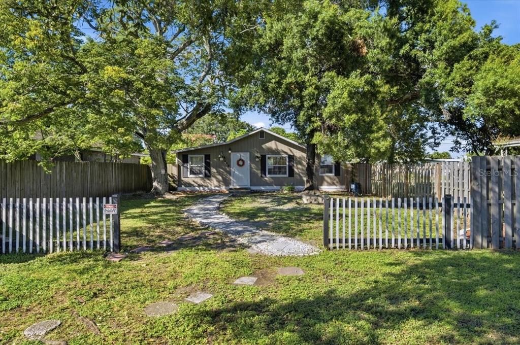 For Sale: $337,900 (3 beds, 2 baths, 756 Square Feet)