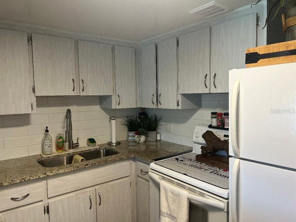 For Sale: $115,000 (1 beds, 1 baths, 825 Square Feet)