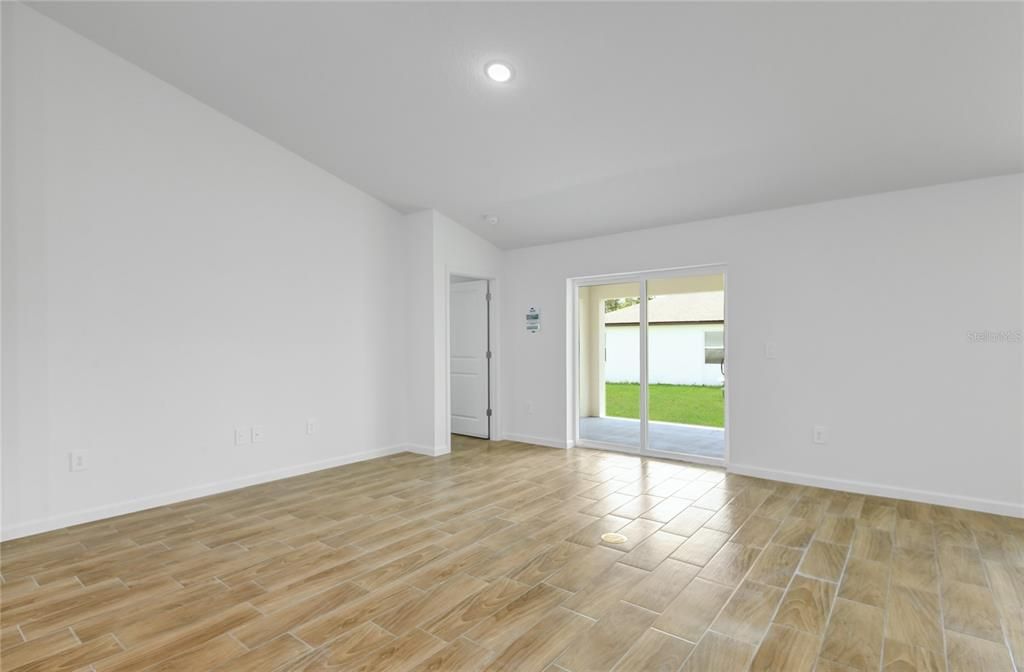 На продажу: $319,900 (4 спален, 2 ванн, 1747 Квадратных фут)