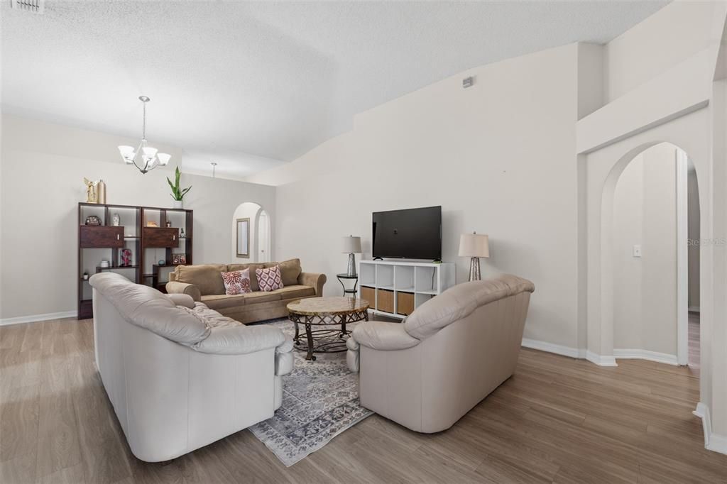 En Venta: $367,999 (4 camas, 2 baños, 1849 Pies cuadrados)