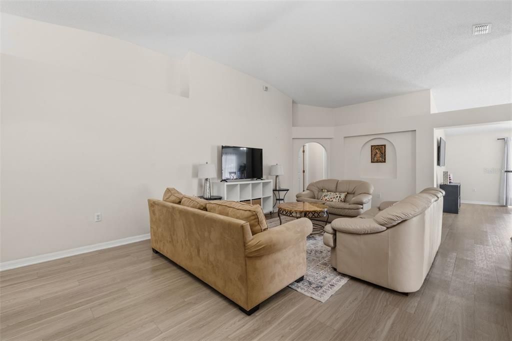 En Venta: $367,999 (4 camas, 2 baños, 1849 Pies cuadrados)
