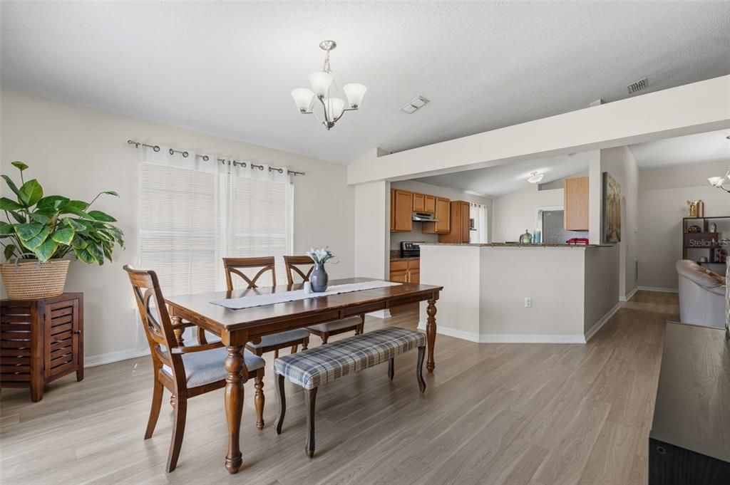 En Venta: $367,999 (4 camas, 2 baños, 1849 Pies cuadrados)