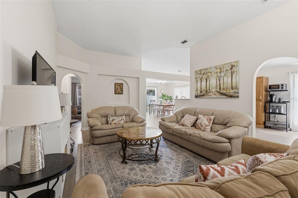 En Venta: $367,999 (4 camas, 2 baños, 1849 Pies cuadrados)