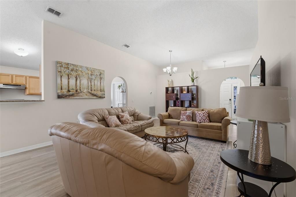 En Venta: $367,999 (4 camas, 2 baños, 1849 Pies cuadrados)