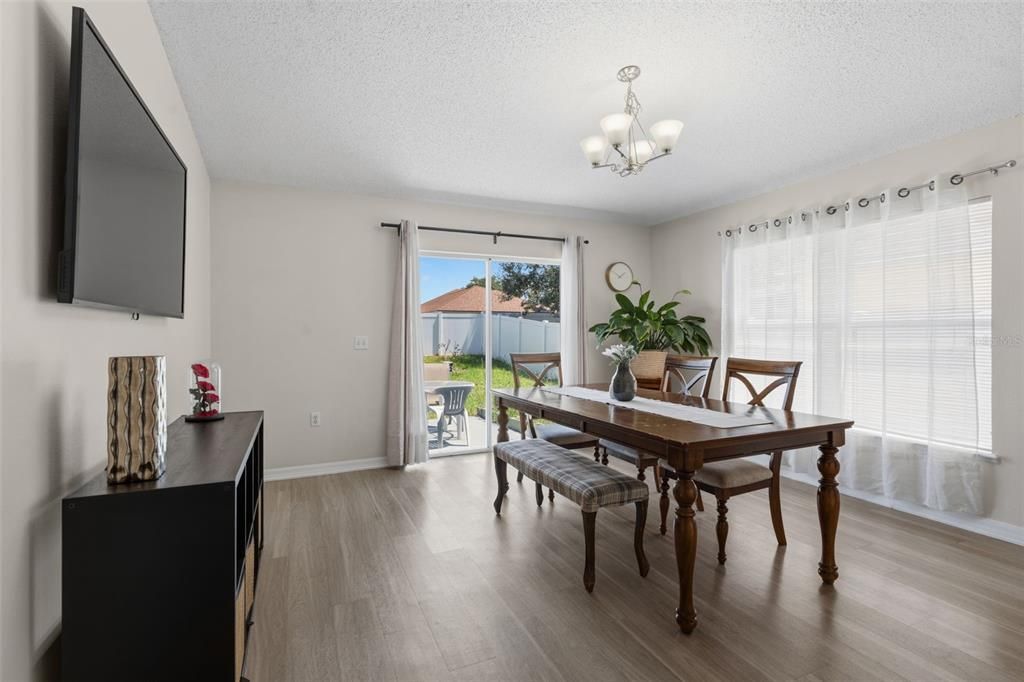 En Venta: $367,999 (4 camas, 2 baños, 1849 Pies cuadrados)