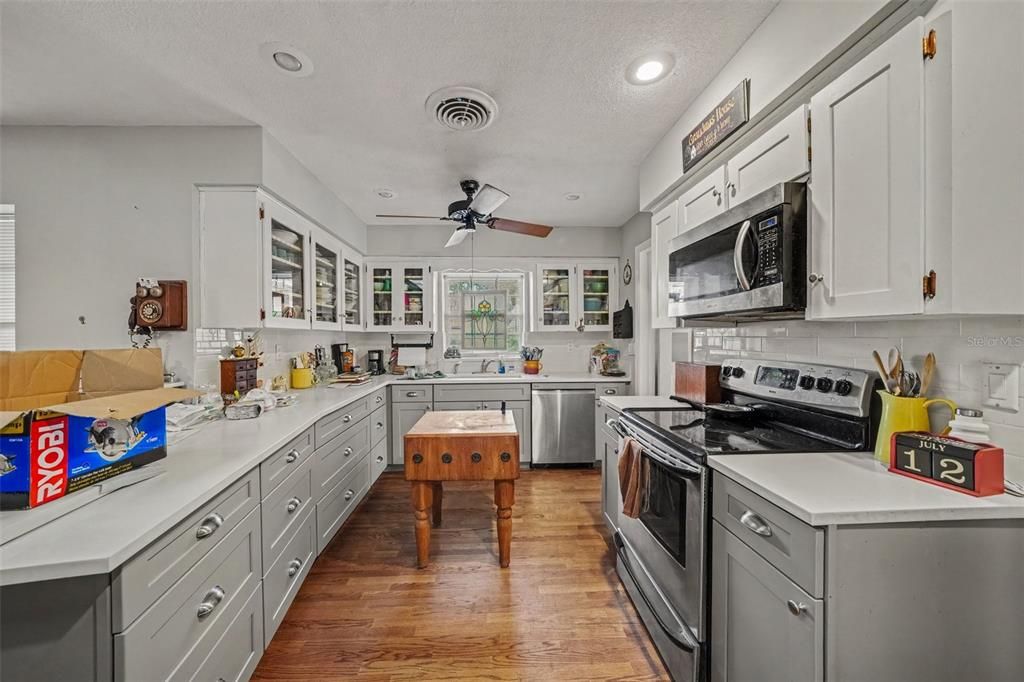 For Sale: $679,900 (4 beds, 2 baths, 3291 Square Feet)