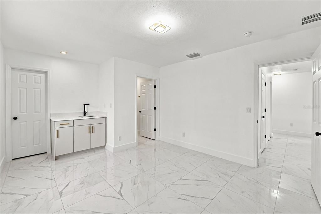 For Sale: $339,900 (4 beds, 2 baths, 1135 Square Feet)
