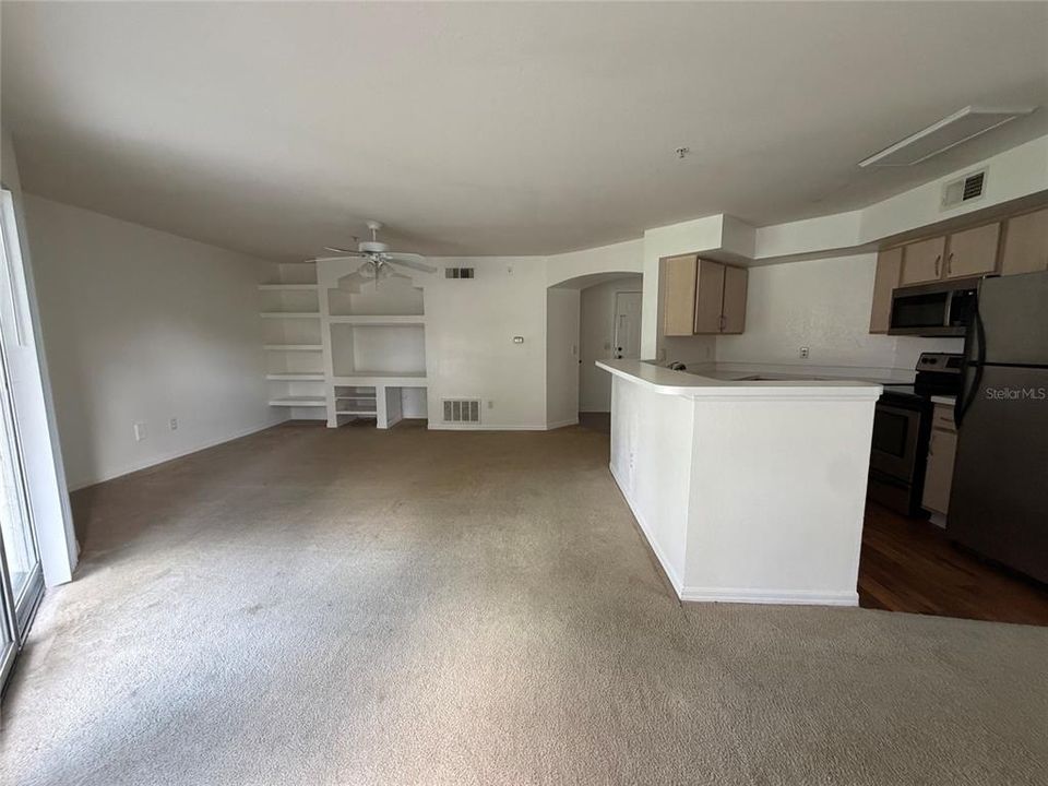 For Rent: $1,400 (1 beds, 1 baths, 842 Square Feet)