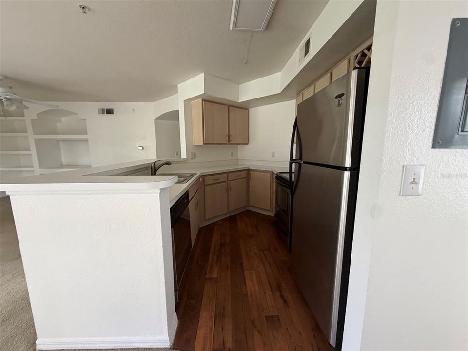 For Rent: $1,400 (1 beds, 1 baths, 842 Square Feet)