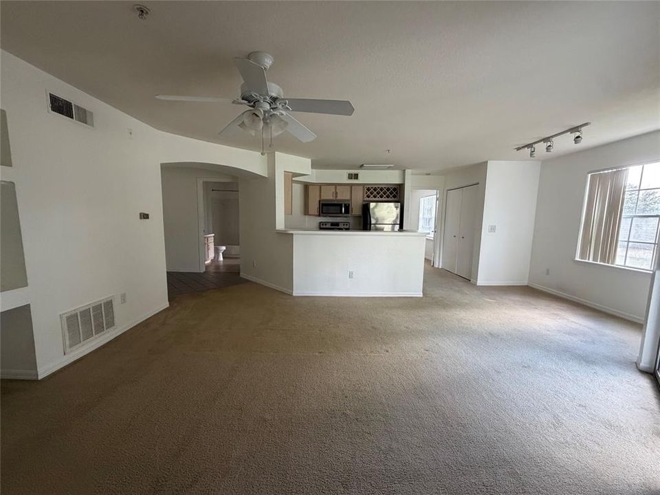 For Rent: $1,400 (1 beds, 1 baths, 842 Square Feet)