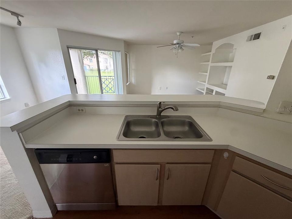 For Rent: $1,400 (1 beds, 1 baths, 842 Square Feet)