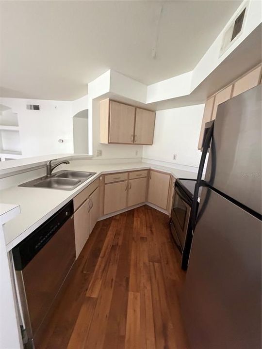 For Rent: $1,400 (1 beds, 1 baths, 842 Square Feet)