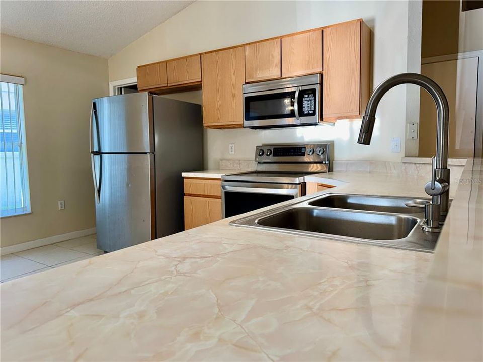 En Venta: $359,900 (4 camas, 3 baños, 1929 Pies cuadrados)