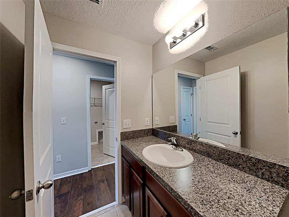 En Venta: $330,000 (4 camas, 2 baños, 1914 Pies cuadrados)