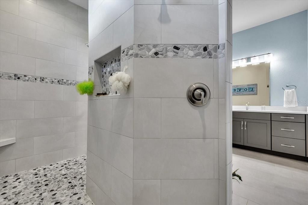 For Sale: $899,000 (3 beds, 3 baths, 2352 Square Feet)