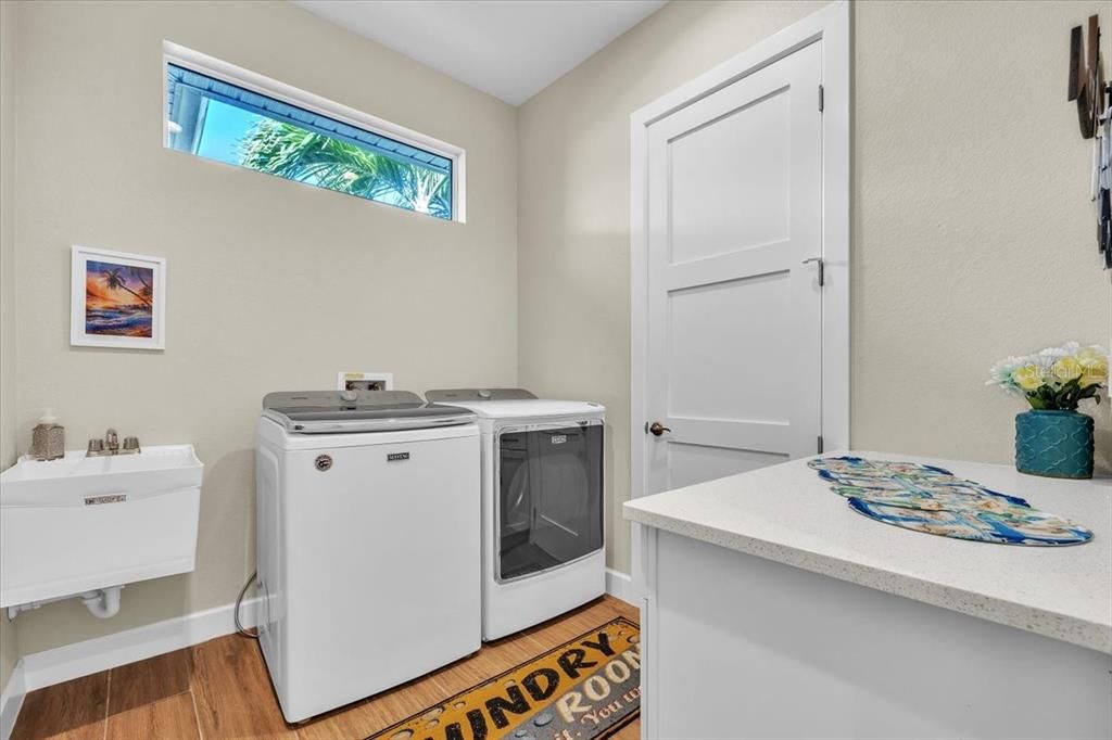 For Sale: $899,000 (3 beds, 3 baths, 2352 Square Feet)