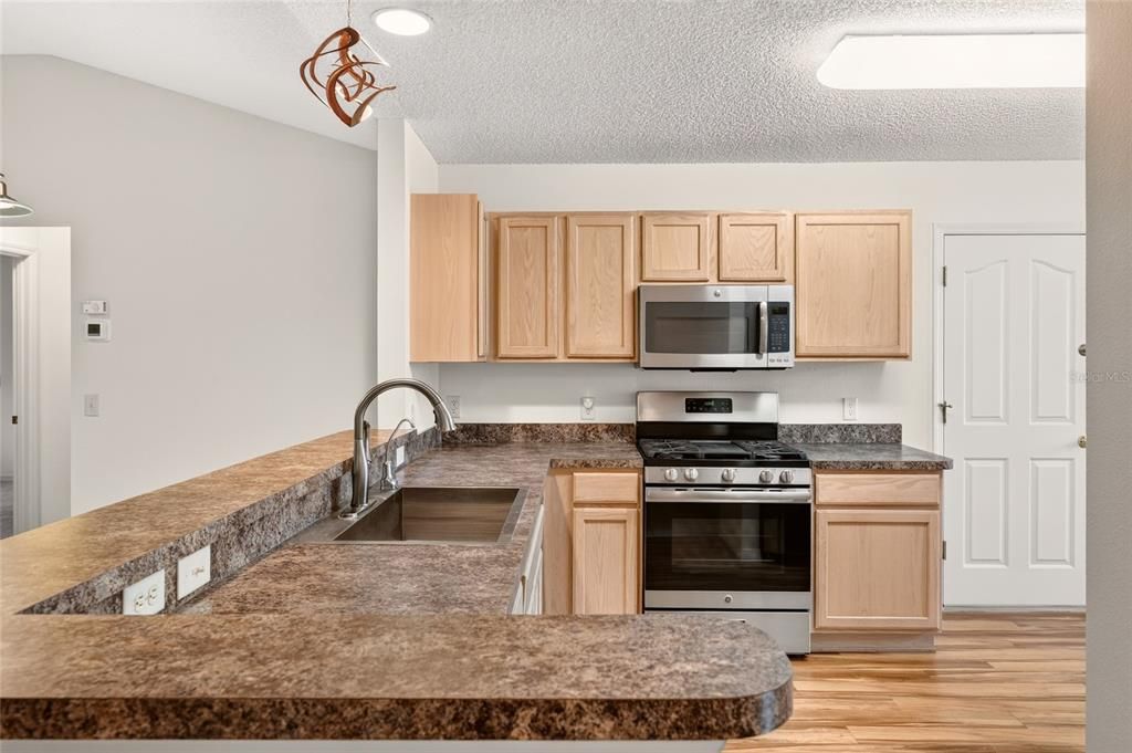 For Sale: $325,000 (3 beds, 2 baths, 1496 Square Feet)