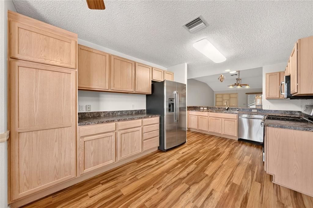 For Sale: $325,000 (3 beds, 2 baths, 1496 Square Feet)