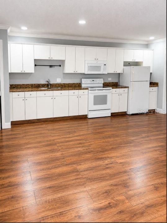 For Rent: $2,250 (2 beds, 2 baths, 887 Square Feet)