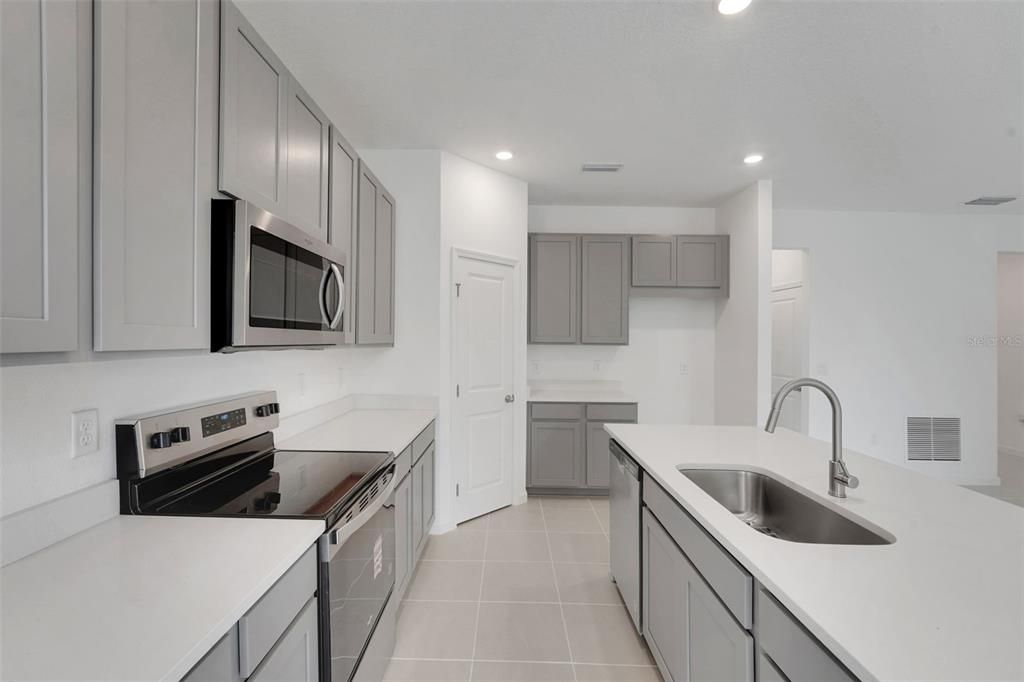 Под контрактом: $288,999 (4 спален, 2 ванн, 1758 Квадратных фут)