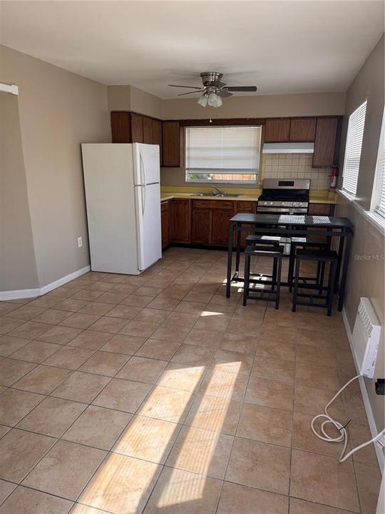 For Rent: $1,200 (1 beds, 1 baths, 900 Square Feet)