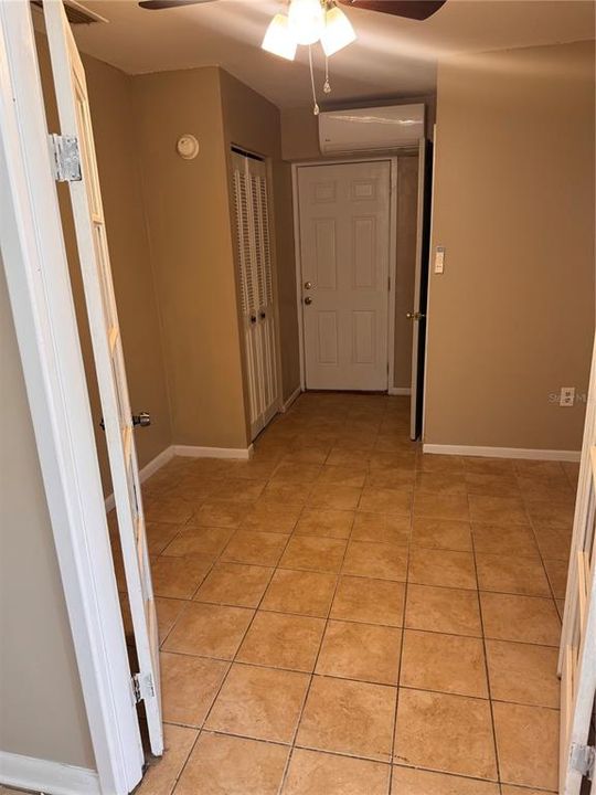 For Rent: $1,200 (1 beds, 1 baths, 900 Square Feet)