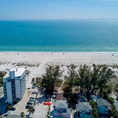 На продажу: $3,300,000 (0.36 acres)