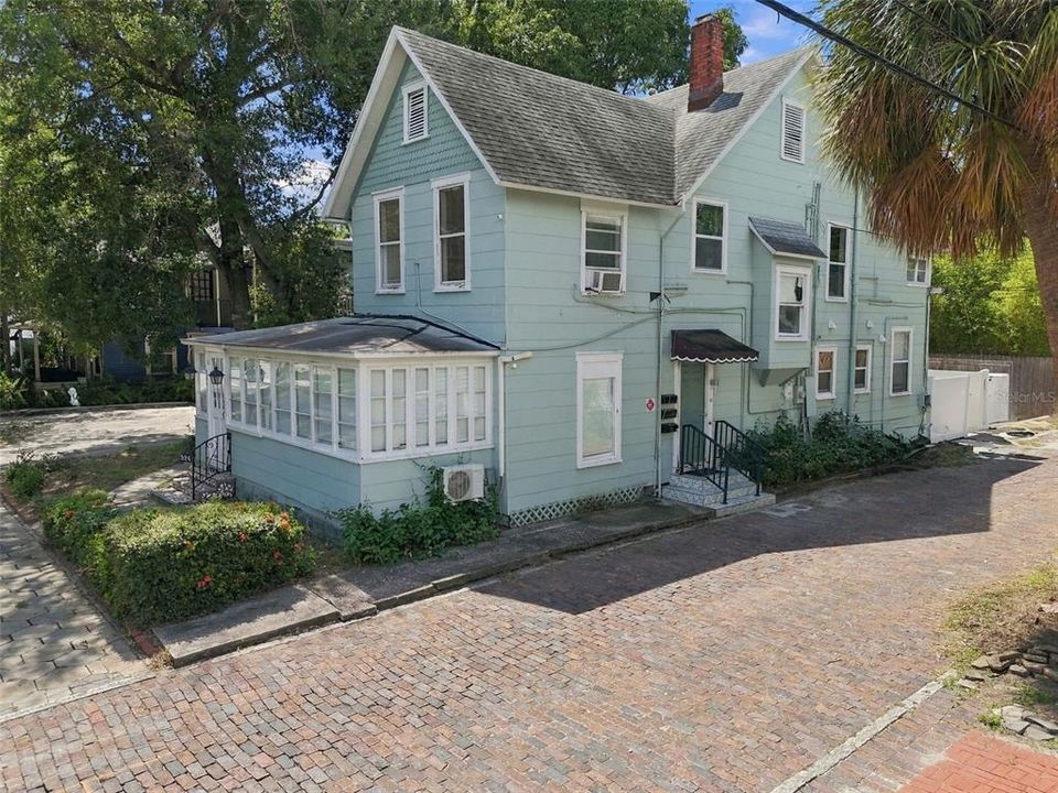 For Rent: $2,695 (2 beds, 1 baths, 925 Square Feet)