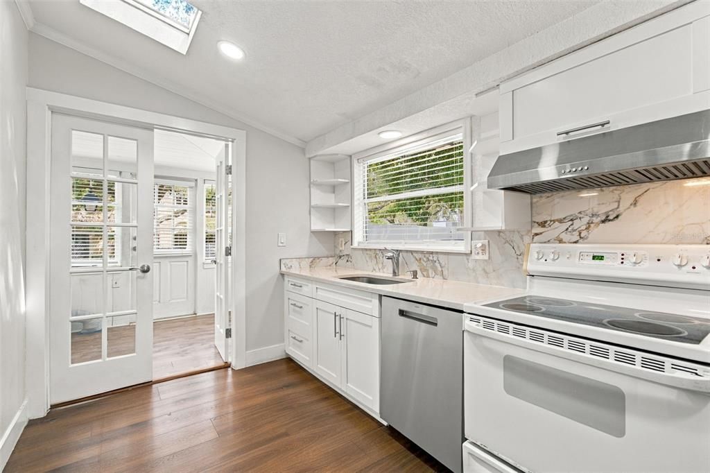 For Rent: $2,695 (2 beds, 1 baths, 925 Square Feet)
