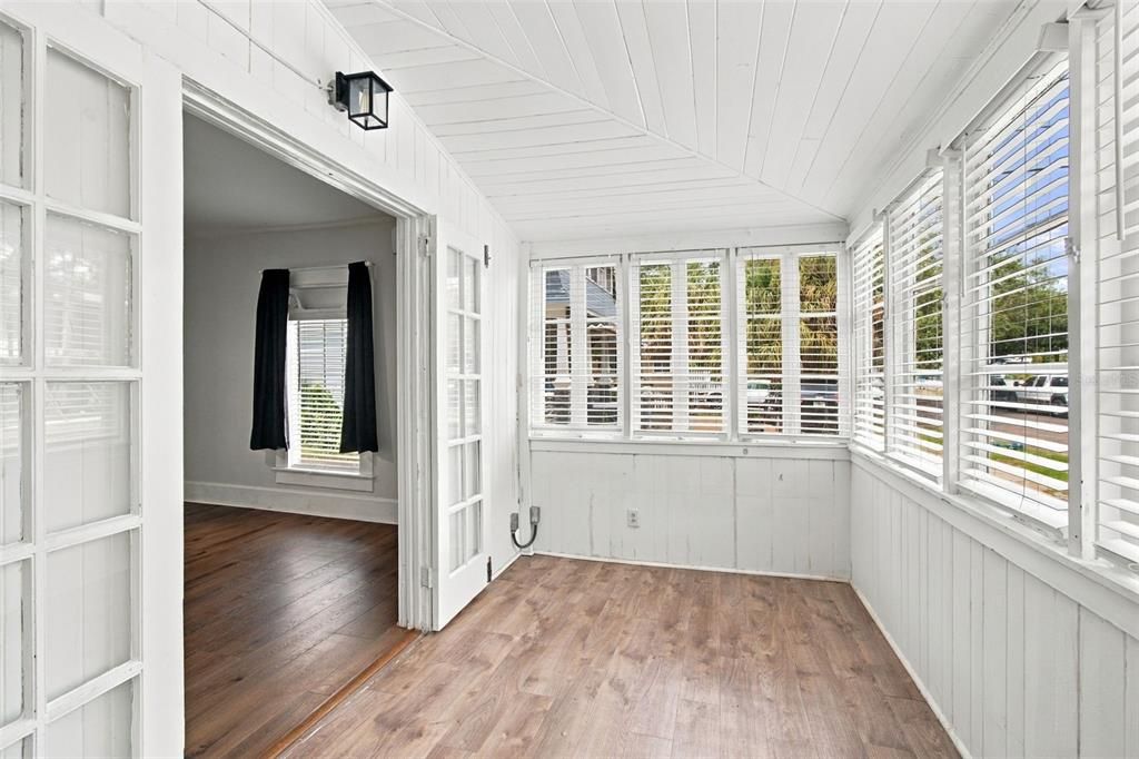 For Rent: $2,695 (2 beds, 1 baths, 925 Square Feet)