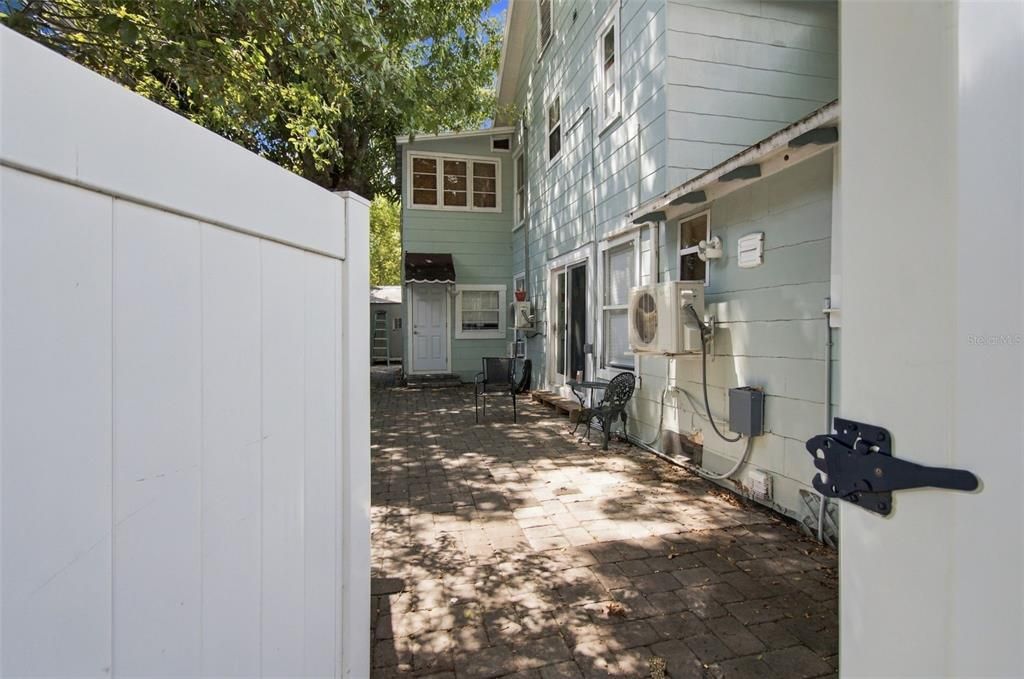 For Rent: $2,695 (2 beds, 1 baths, 925 Square Feet)