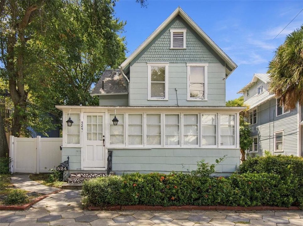 For Rent: $2,695 (2 beds, 1 baths, 925 Square Feet)