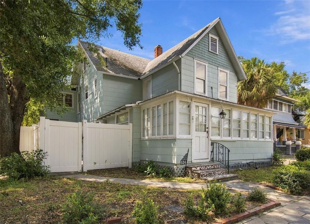 For Rent: $2,695 (2 beds, 1 baths, 925 Square Feet)