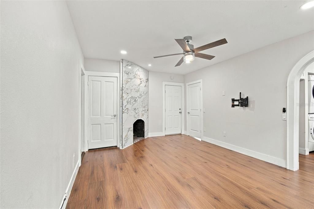 For Rent: $2,695 (2 beds, 1 baths, 925 Square Feet)