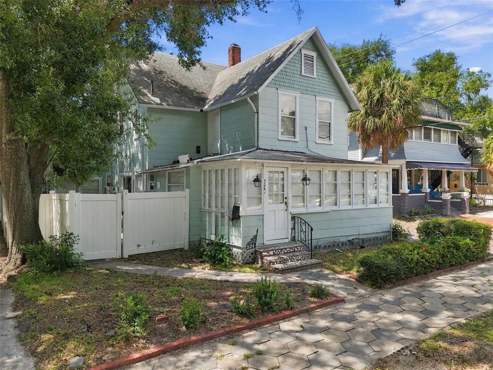 For Rent: $2,695 (2 beds, 1 baths, 925 Square Feet)