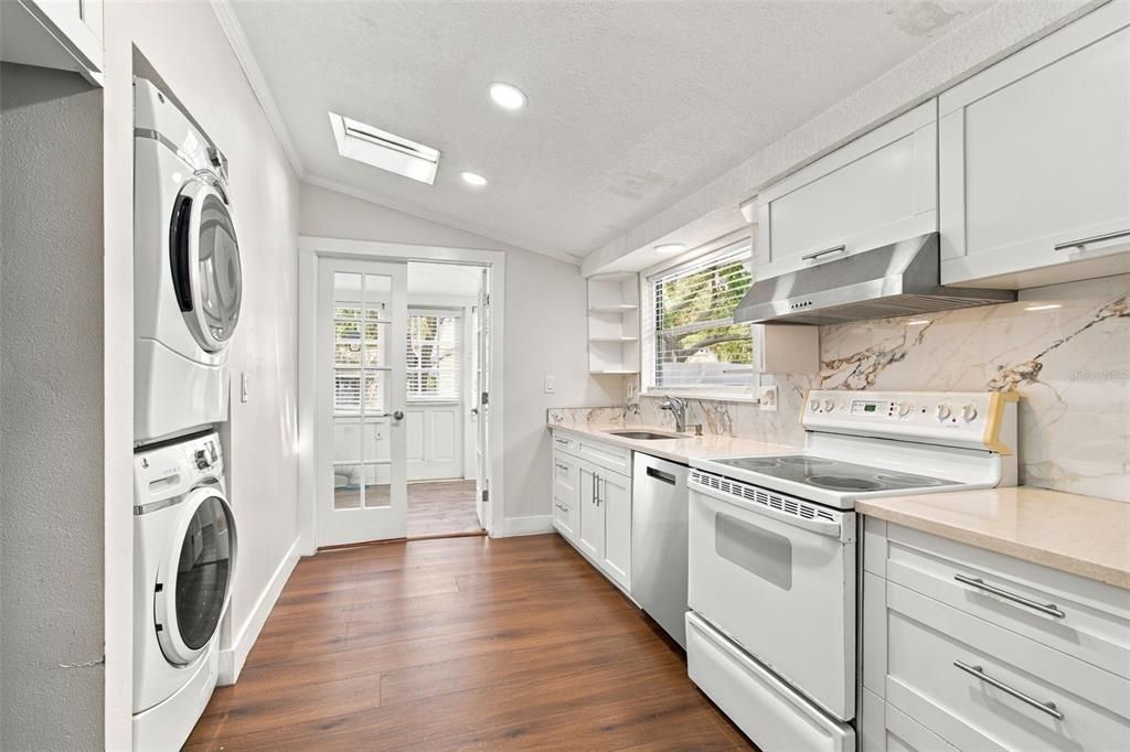 For Rent: $2,695 (2 beds, 1 baths, 925 Square Feet)