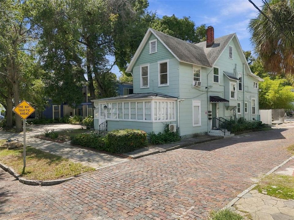 For Rent: $2,695 (2 beds, 1 baths, 925 Square Feet)
