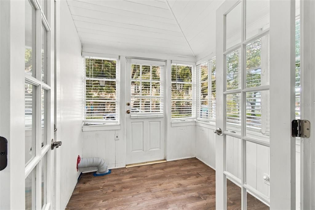 For Rent: $2,695 (2 beds, 1 baths, 925 Square Feet)