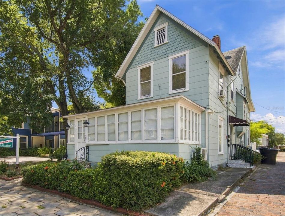 For Rent: $2,695 (2 beds, 1 baths, 925 Square Feet)